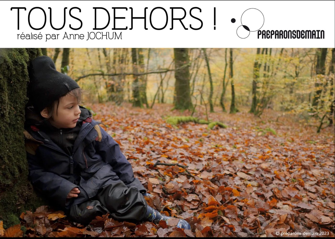 Affiche du film « Tous dehors ! » d'Anne Jochum, enfant assis dans une forêt en automne