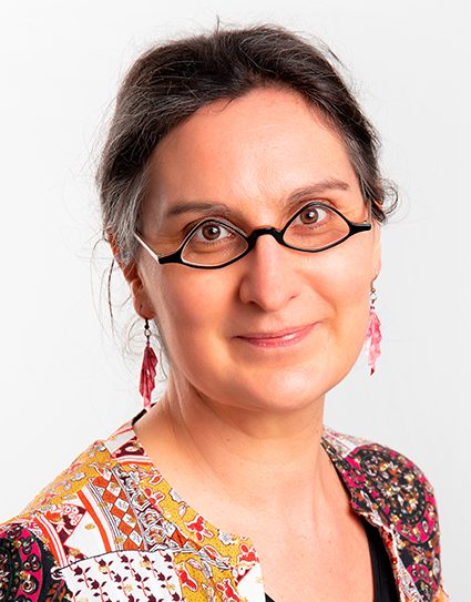 Portrait professionnel d'Hélène Mazières, formatrice et médiatrice pour les professionnels de la petite enfance